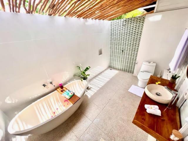 Mista Ceningan'S Beach Bungalows Previously The Kubu 221 Lembongan Buitenkant foto